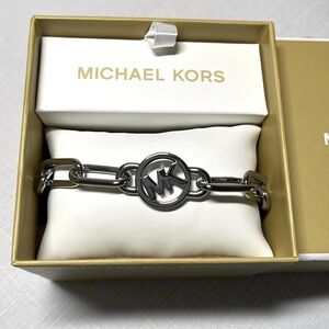 NEW Michael Kors link bracelet. Silver tone. Adjustable two sizes.